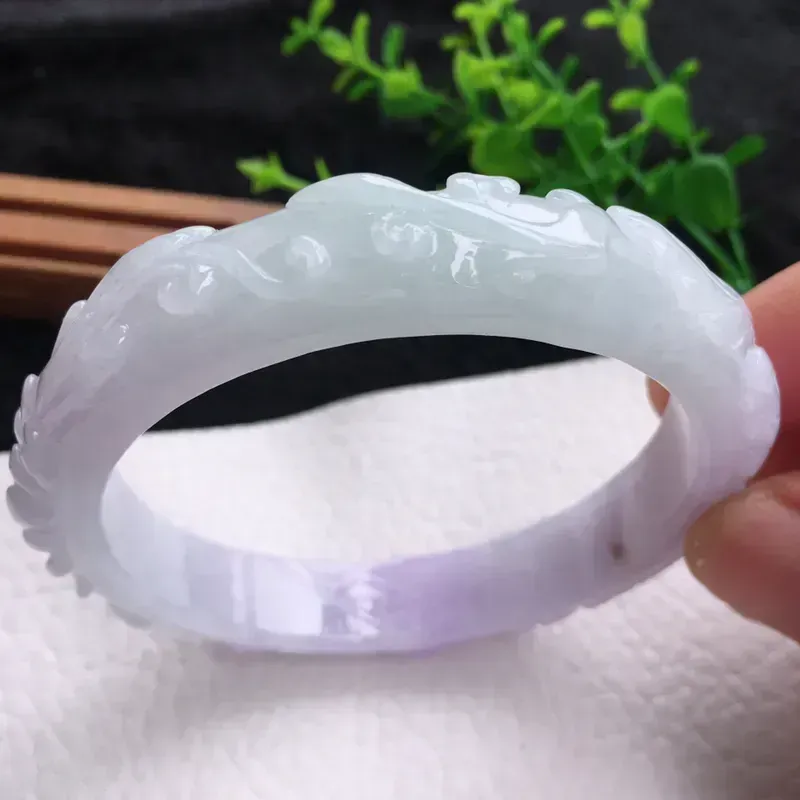 自然光实拍！老坑淡紫底春带彩雕花手镯，喜上眉梢挂件，手镯挂件套装，种老水足，玉质细腻起胶，雕工精美，色泽淡雅 立体厚装，手镯尺寸:61*12.5*8.8mm，挂坠尺寸:58.6*12.8mm，佩戴效果赞 cy311-754
