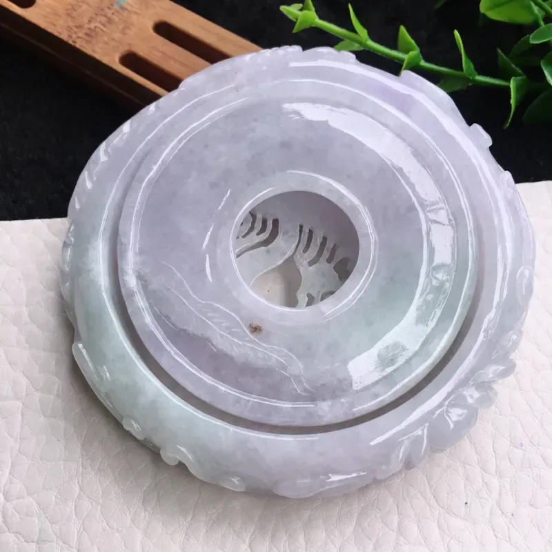 自然光实拍！老坑淡紫底春带彩雕花手镯，喜上眉梢挂件，手镯挂件套装，种老水足，玉质细腻起胶，雕工精美，色泽淡雅 立体厚装，手镯尺寸:61*12.5*8.8mm，挂坠尺寸:58.6*12.8mm，佩戴效果赞 cy311-754