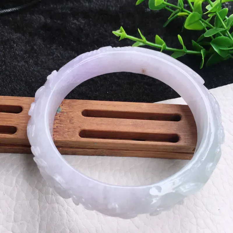 自然光实拍！老坑淡紫底春带彩雕花手镯，喜上眉梢挂件，手镯挂件套装，种老水足，玉质细腻起胶，雕工精美，色泽淡雅 立体厚装，手镯尺寸:61*12.5*8.8mm，挂坠尺寸:58.6*12.8mm，佩戴效果赞 cy311-754
