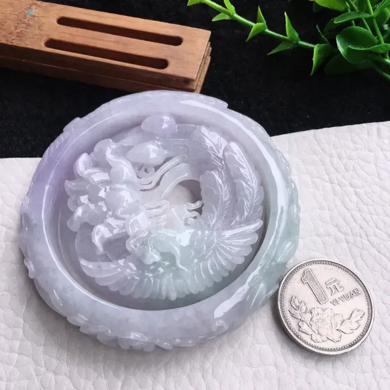 自然光实拍！老坑淡紫底春带彩雕花手镯，喜上眉梢挂件，手镯挂件套装，种老水足，玉质细腻起胶，雕工精美，色泽淡雅 立体厚装，手镯尺寸:61*12.5*8.8mm，挂坠尺寸:58.6*12.8mm，佩戴效果赞 cy311-754