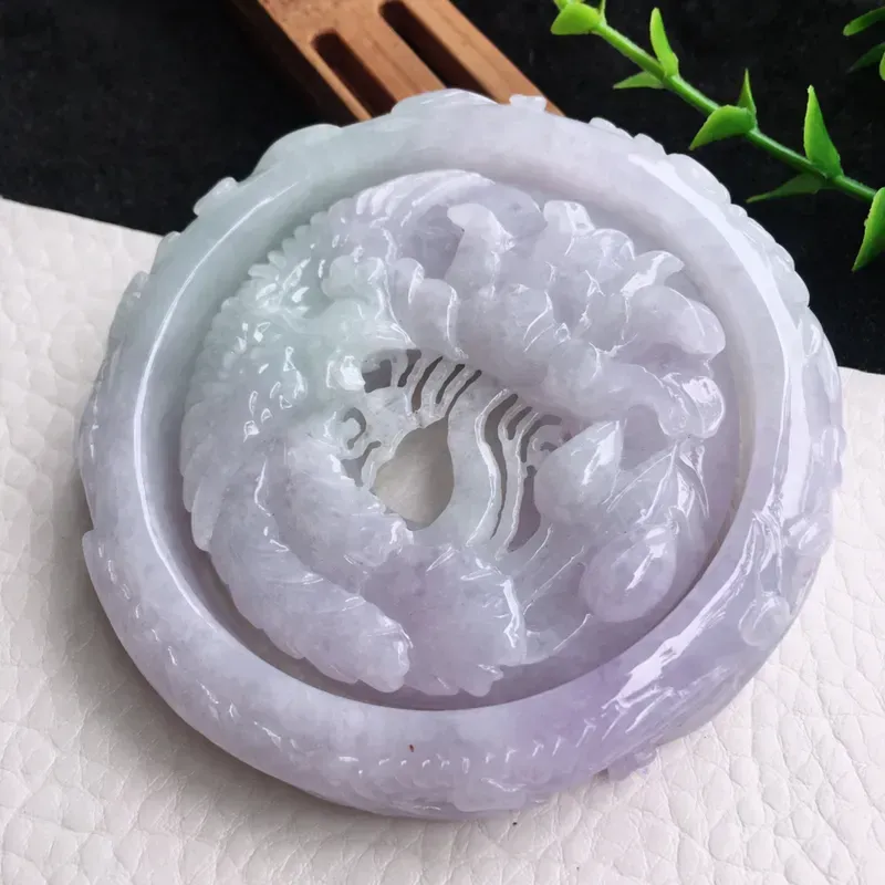 自然光实拍！老坑淡紫底春带彩雕花手镯，喜上眉梢挂件，手镯挂件套装，种老水足，玉质细腻起胶，雕工精美，色泽淡雅 立体厚装，手镯尺寸:61*12.5*8.8mm，挂坠尺寸:58.6*12.8mm，佩戴效果赞 cy311-754