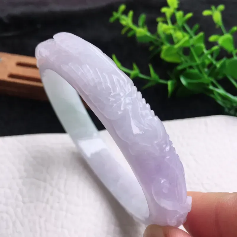自然光实拍！老坑淡紫底春带彩雕花手镯，喜上眉梢挂件，手镯挂件套装，种老水足，玉质细腻起胶，雕工精美，色泽淡雅 立体厚装，手镯尺寸:61*12.5*8.8mm，挂坠尺寸:58.6*12.8mm，佩戴效果赞 cy311-754