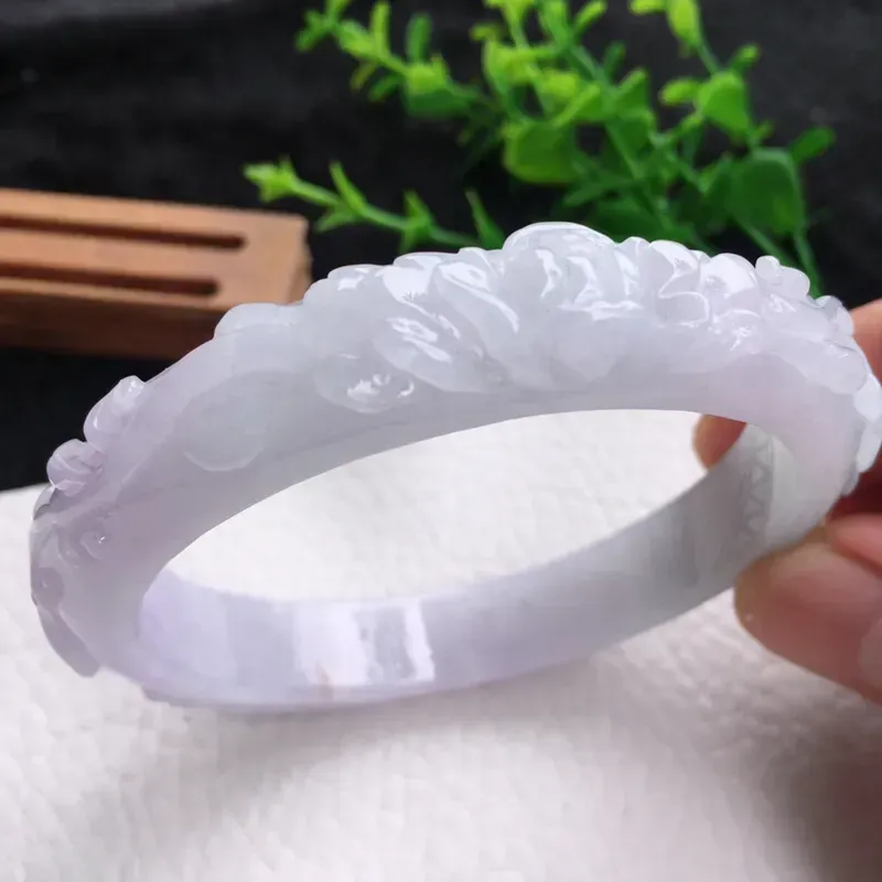自然光实拍！老坑淡紫底春带彩雕花手镯，喜上眉梢挂件，手镯挂件套装，种老水足，玉质细腻起胶，雕工精美，色泽淡雅 立体厚装，手镯尺寸:61*12.5*8.8mm，挂坠尺寸:58.6*12.8mm，佩戴效果赞 cy311-754