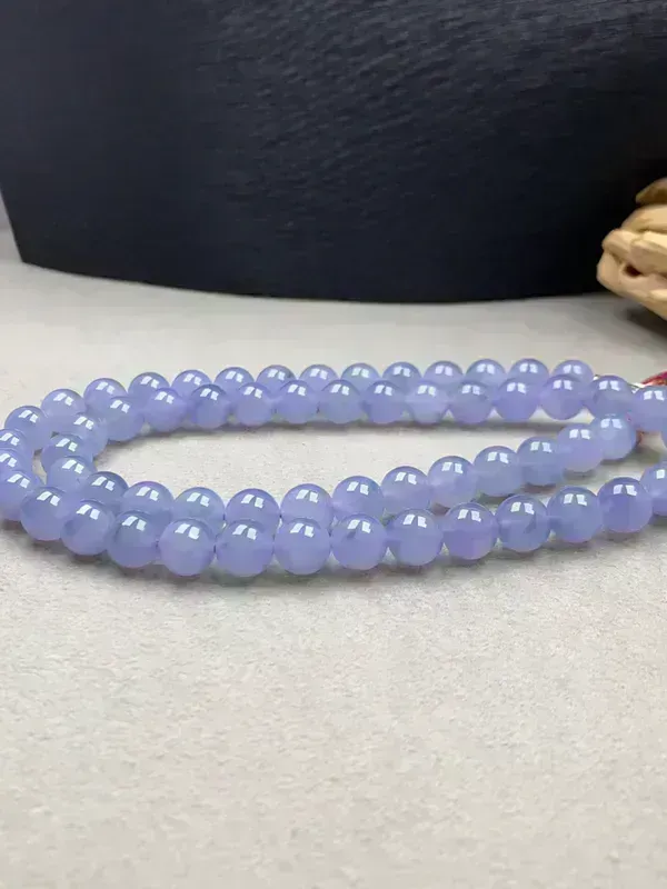 冰紫佛珠项链，冰莹透亮起莹光，紫色很正且均匀，见光不失色，共60颗珠径10mm