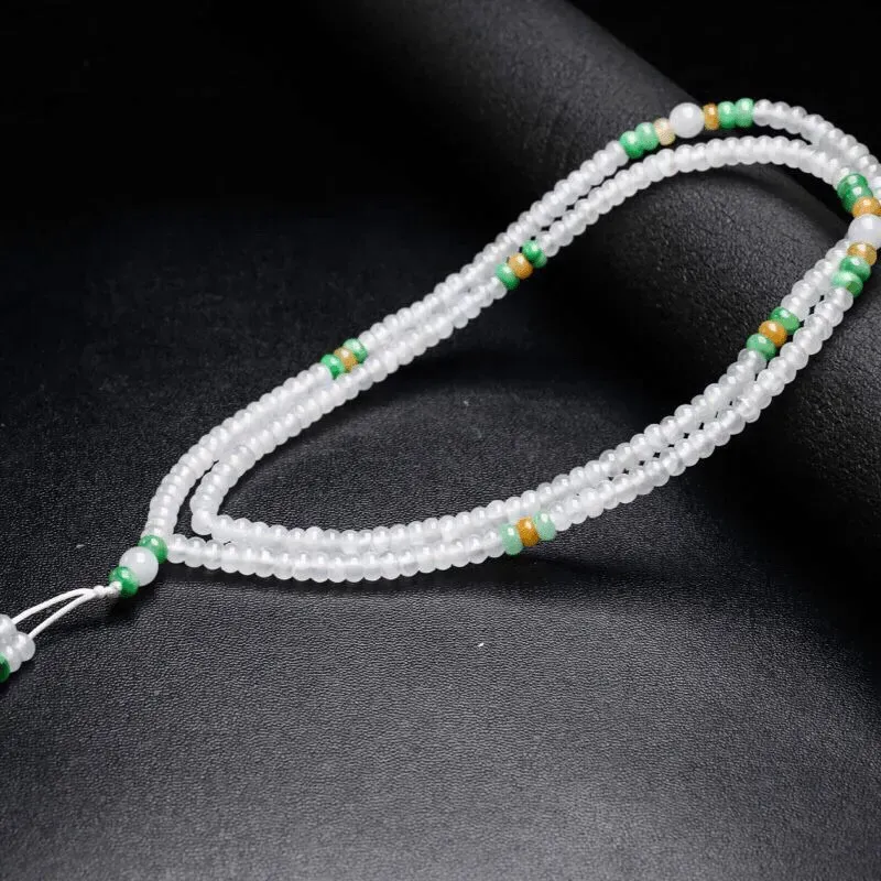 天然翡翠珠链，共224颗珠子，取其中一颗珠尺寸5*3mm.玉质莹润，清秀高雅，佩戴效果大方漂亮。
