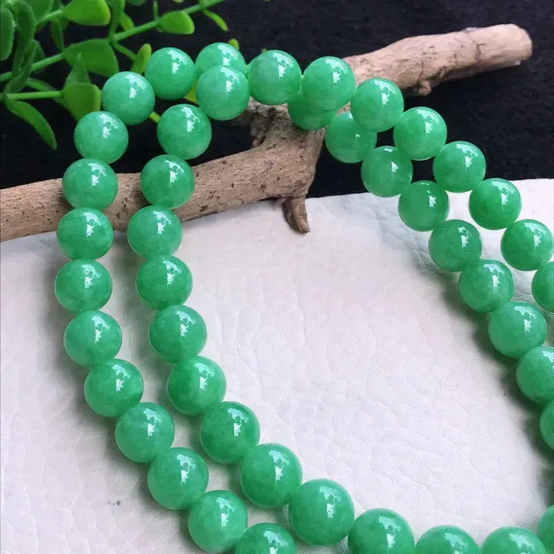 翡翠满绿水润圆珠项链，翡翠佛珠玉链，色泽均匀，种老水足，玉质细腻，hc单珠直径约9-10mm，共54颗。配扣为活动装饰扣。