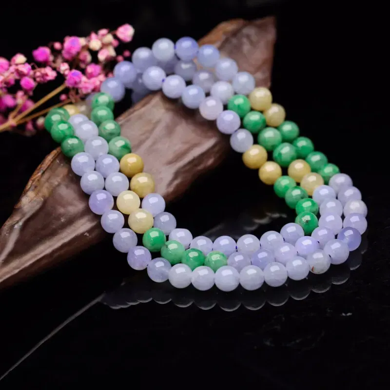 三彩翡翠珠链，共108颗珠子，取其中一颗珠尺寸大约6.7mm，实物漂亮，鲜艳亮丽，有天然杂质，上