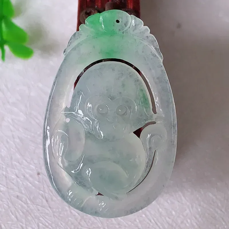 自然光实拍，冰飘绿生肖灵猴吊坠，冰润精美，翡翠玉质细腻，种水足，工艺精湛 ，佩戴精美！#73.23