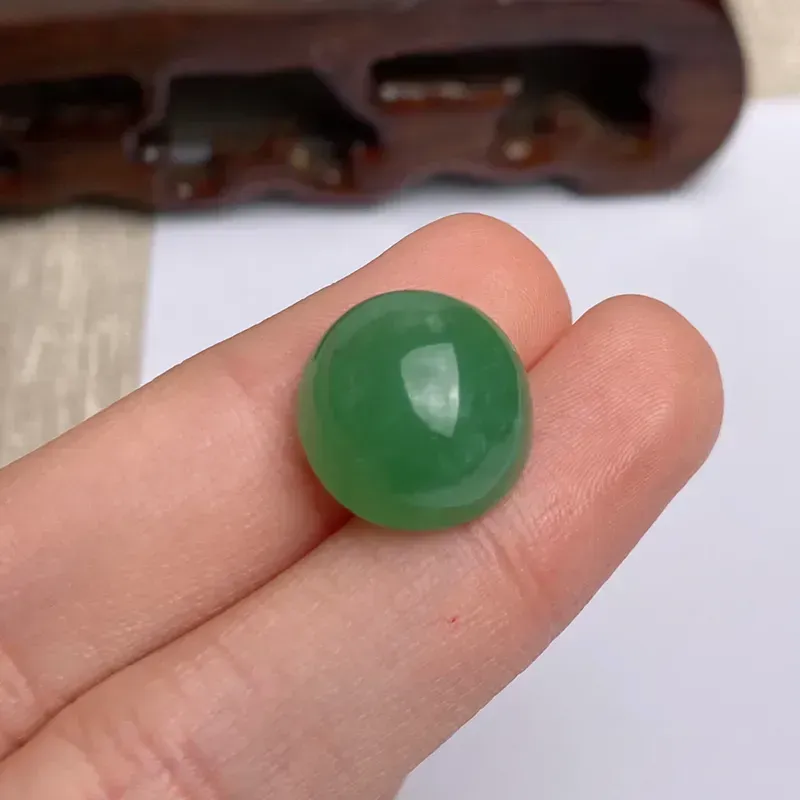 A货翡翠-水润满绿蛋面镶嵌件，尺寸13.7*9.3mm