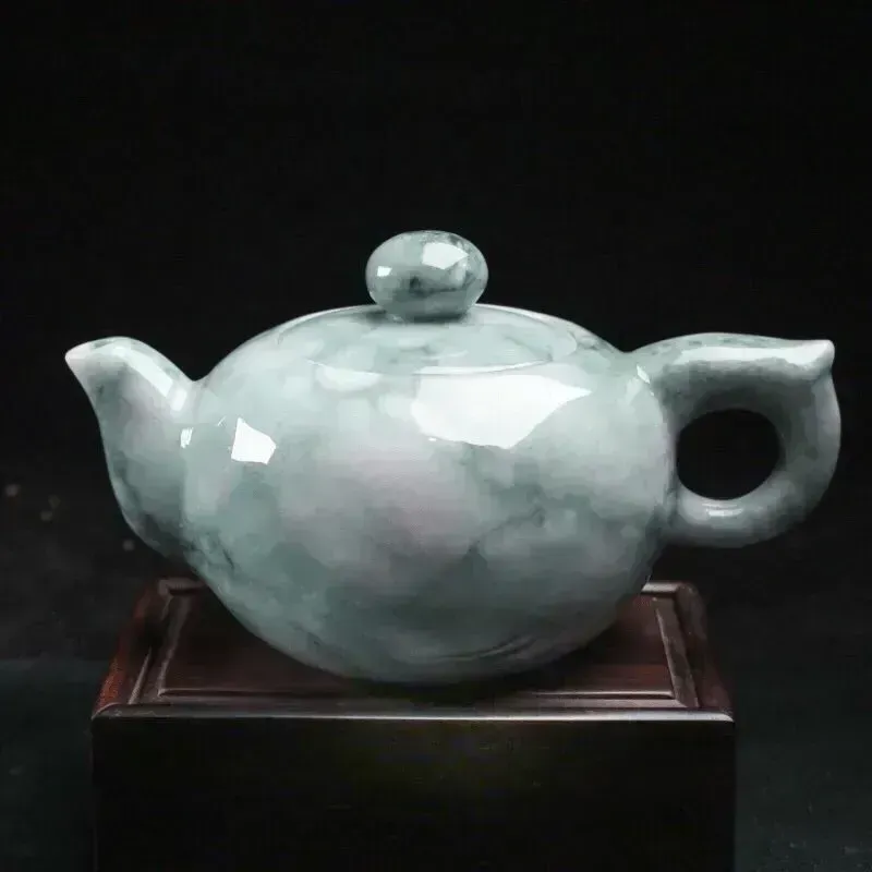 茶壶翡翠摆件，手工雕刻，色泽清新，雕工精细。壶身尺寸：136.7*88.2*75.8mm，配送精