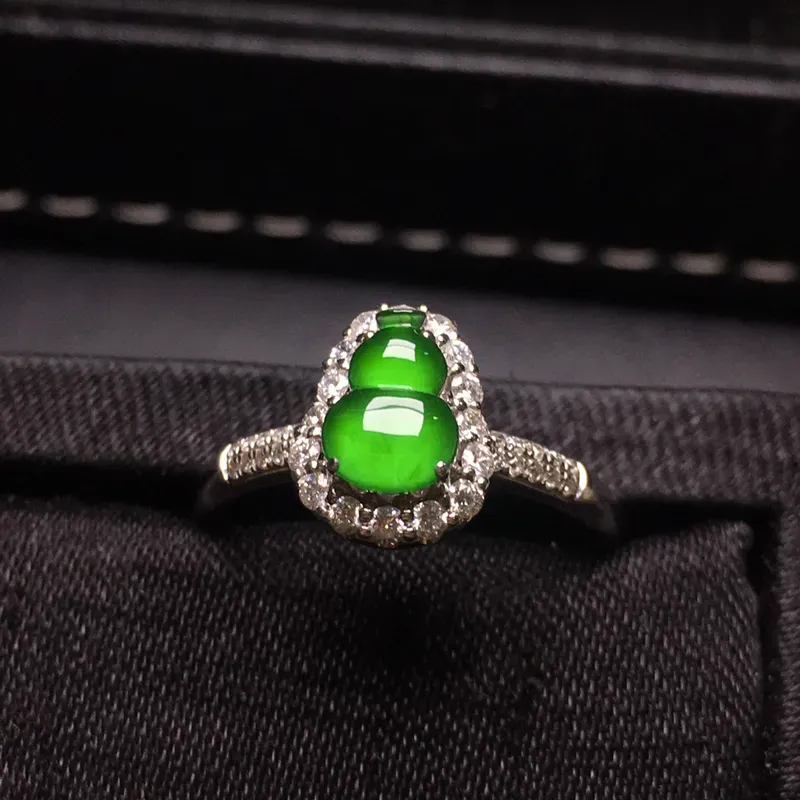 18k金伴钻镶嵌满绿葫芦戒指，冰冰透透，翠绿欲滴，细腻通透，佩戴小巧精致，裸石：7*5*2，整体：1