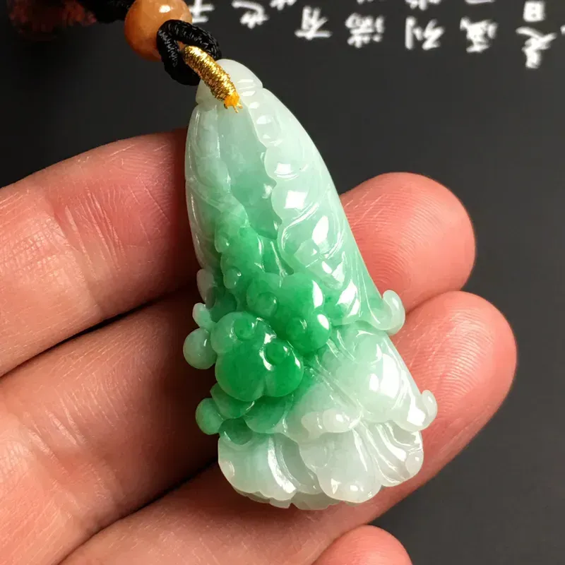 豆种带色【白菜】吊坠 翠色艳丽 质地细腻 顶珠为装饰品