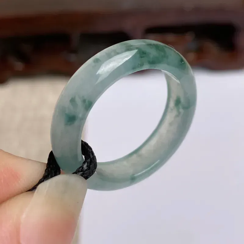 A货翡翠-水润飘花戒指，尺寸5.4*3.2mm内径19.2mm21号