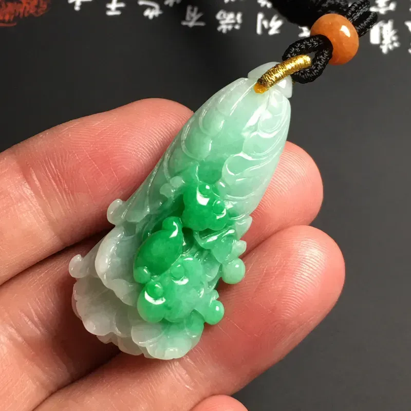 豆种带色【白菜】吊坠 翠色艳丽 质地细腻 顶珠为装饰品