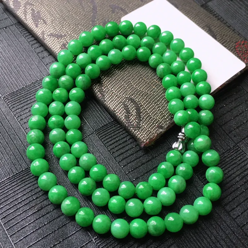 翡翠满阳绿珠链项链手链两用，种水好，玉质细腻温润、颜色漂亮。项链周长约：56cm 尺寸：取大 6.1mm 取小 5.5mm
