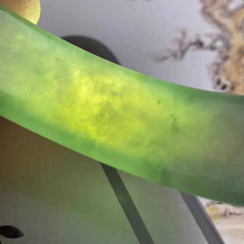缅甸A货翡翠，种好飘绿正圈手镯57.4mm，底子细腻，清爽秀气，条形大方佩戴效果好