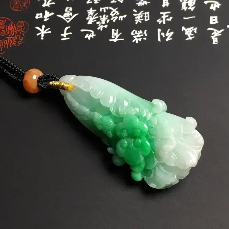 豆种带色【白菜】吊坠 翠色艳丽 质地细腻 顶珠为装饰品