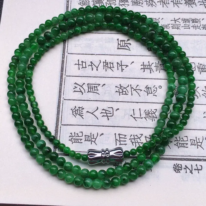串珠项链，翡翠满辣绿小米珠项链（装饰扣），自然光实拍，玉质细腻莹润，佩戴时尚大方，单颗尺寸：3.2mm，重8.92克
