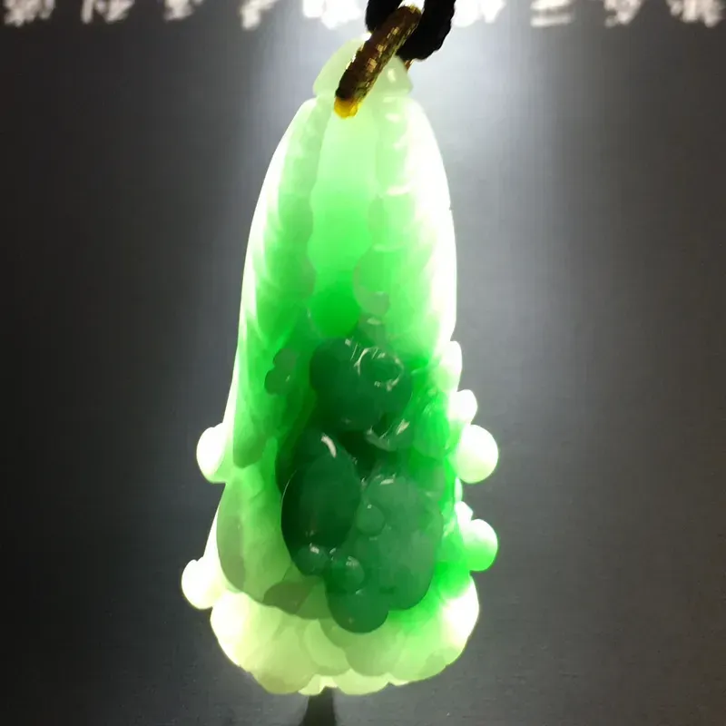 豆种带色【白菜】吊坠 翠色艳丽 质地细腻 顶珠为装饰品