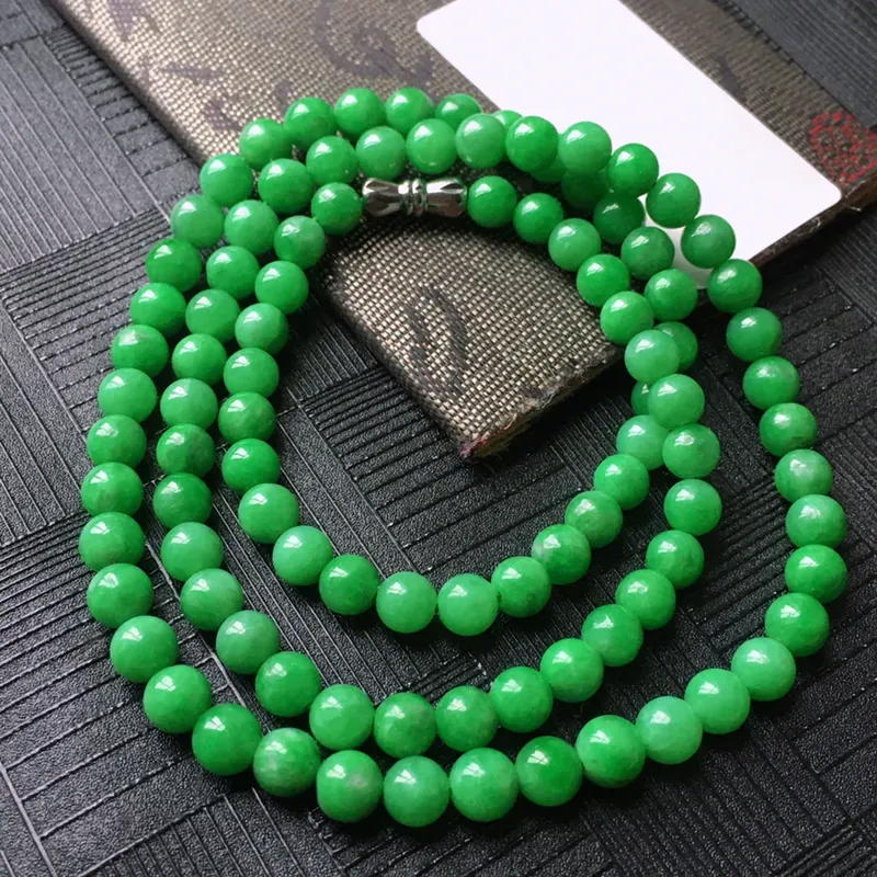 翡翠满阳绿珠链项链手链两用，种水好，玉质细腻温润、颜色漂亮。项链周长约：56cm 尺寸：取大 6.1mm 取小 5.5mm