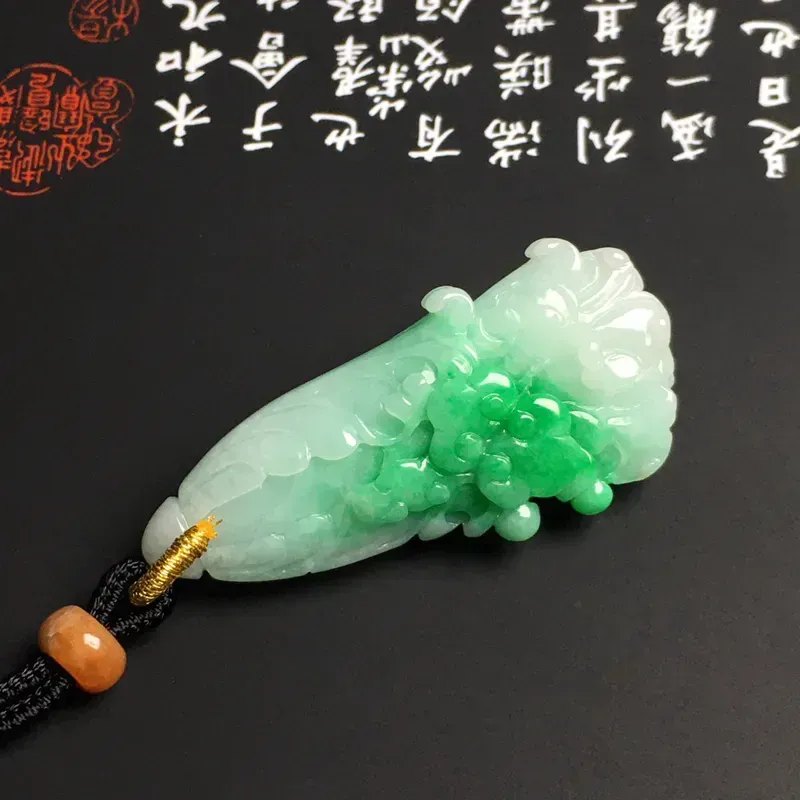 豆种带色【白菜】吊坠 翠色艳丽 质地细腻 顶珠为装饰品