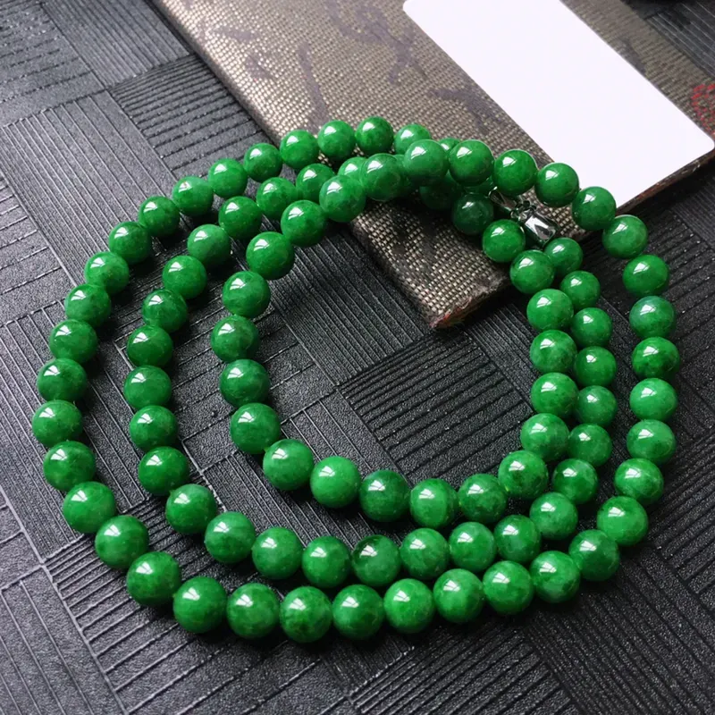 翡翠辣绿珠链项链手链两用，种水好，玉质细腻温润、颜色漂亮。项链周长约：55cm 尺寸：取大 6.2m