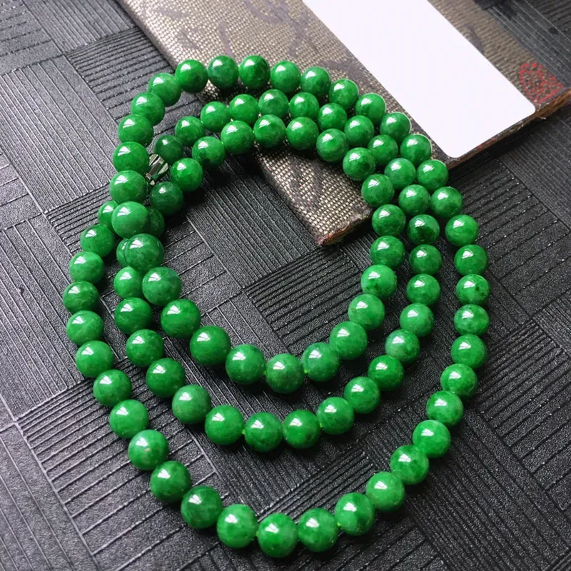 翡翠辣绿珠链项链手链两用，种水好，玉质细腻温润、颜色漂亮。项链周长约：55cm 尺寸：取大 6.2mm 取小 5.5mm