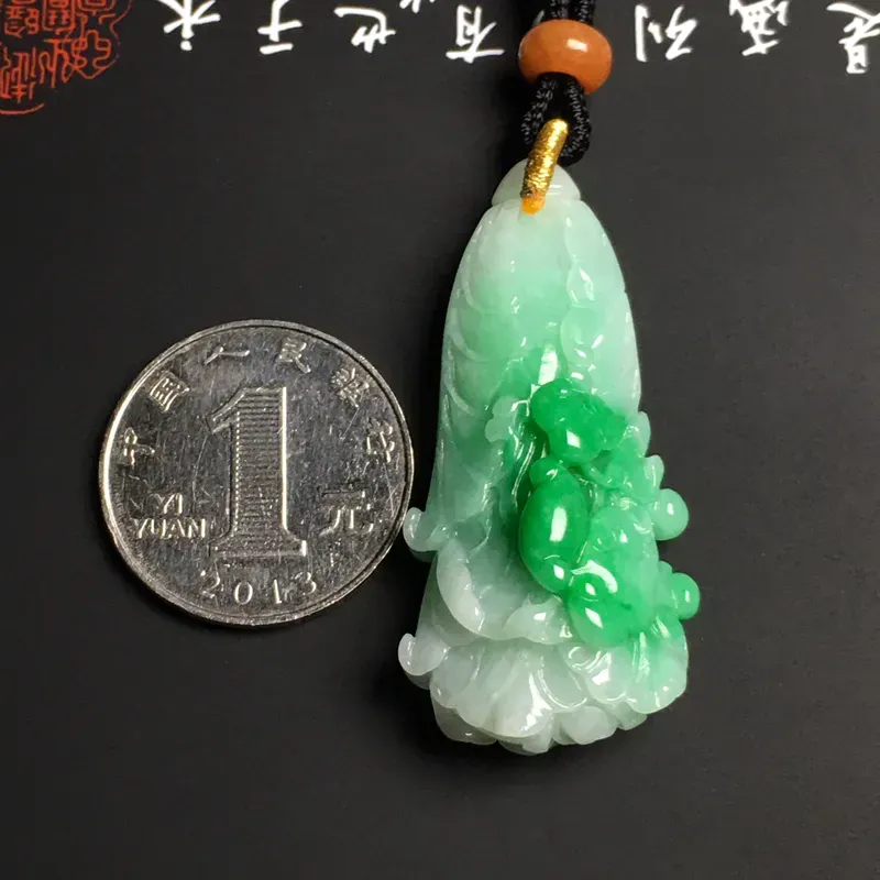 豆种带色【白菜】吊坠 翠色艳丽 质地细腻 顶珠为装饰品