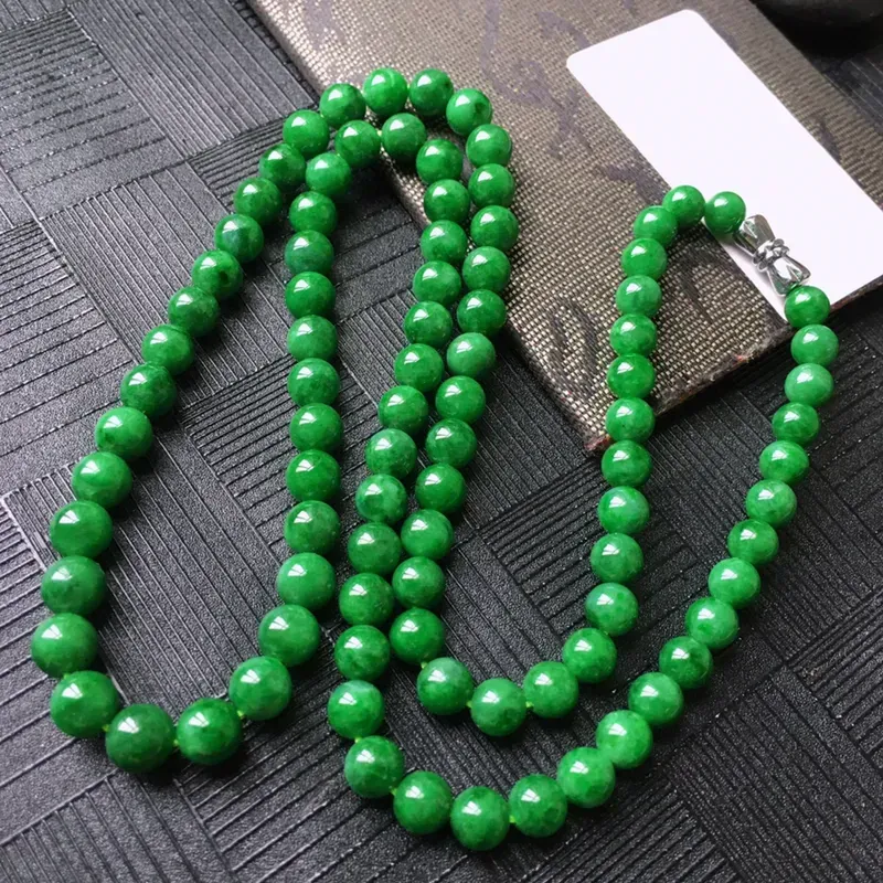 翡翠辣绿珠链项链手链两用，种水好，玉质细腻温润、颜色漂亮。项链周长约：55cm 尺寸：取大 6.2mm 取小 5.5mm