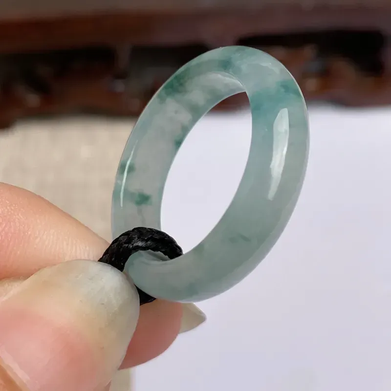 A货翡翠-水润飘花戒指，尺寸5.4*3.2mm内径19.2mm21号