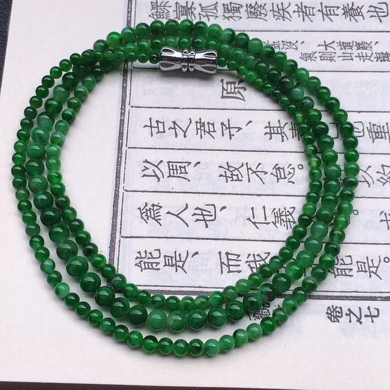 串珠项链，翡翠满辣绿小米珠项链（装饰扣），自然光实拍，玉质细腻莹润，佩戴时尚大方，单颗尺寸：3.2mm，重8.92克