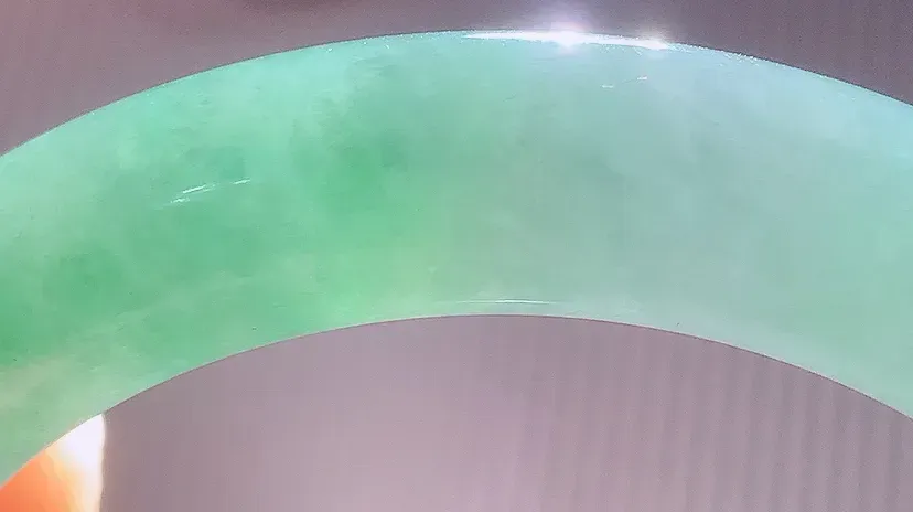 缅甸翡翠圆条手镯57mm  冰润满绿圆条翡翠手镯，玉质细腻水润，色泽清秀亮丽，上手高贵典雅，W73.25  尺寸：57-10.8mm