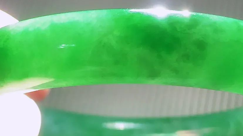 缅甸翡翠圆条手镯57mm  冰润满绿圆条翡翠手镯，玉质细腻水润，色泽清秀亮丽 上手高贵典雅，W73.25  尺寸：57-11.3mm