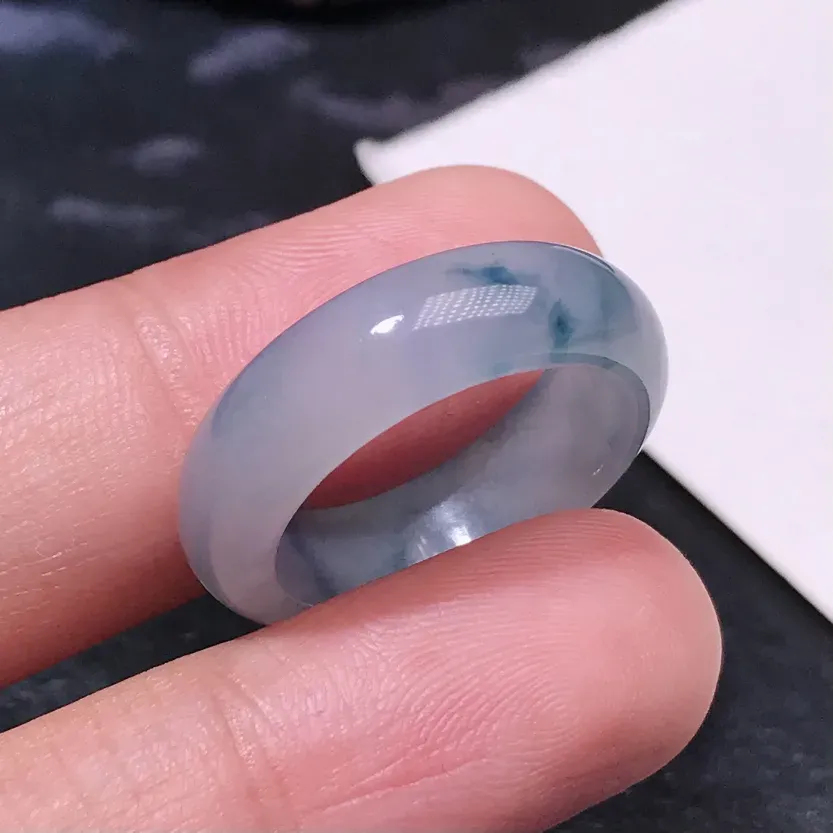 严选推荐 戒指，老坑冰糯种蓝紫色飘花戒指圈，老坑种质，肉质水润细腻，晶体结构致密，莹润通透，起强玻璃光泽。颜色清爽干净，色泽纯正。高性价比，值得入手。戒指内径为17.6毫米