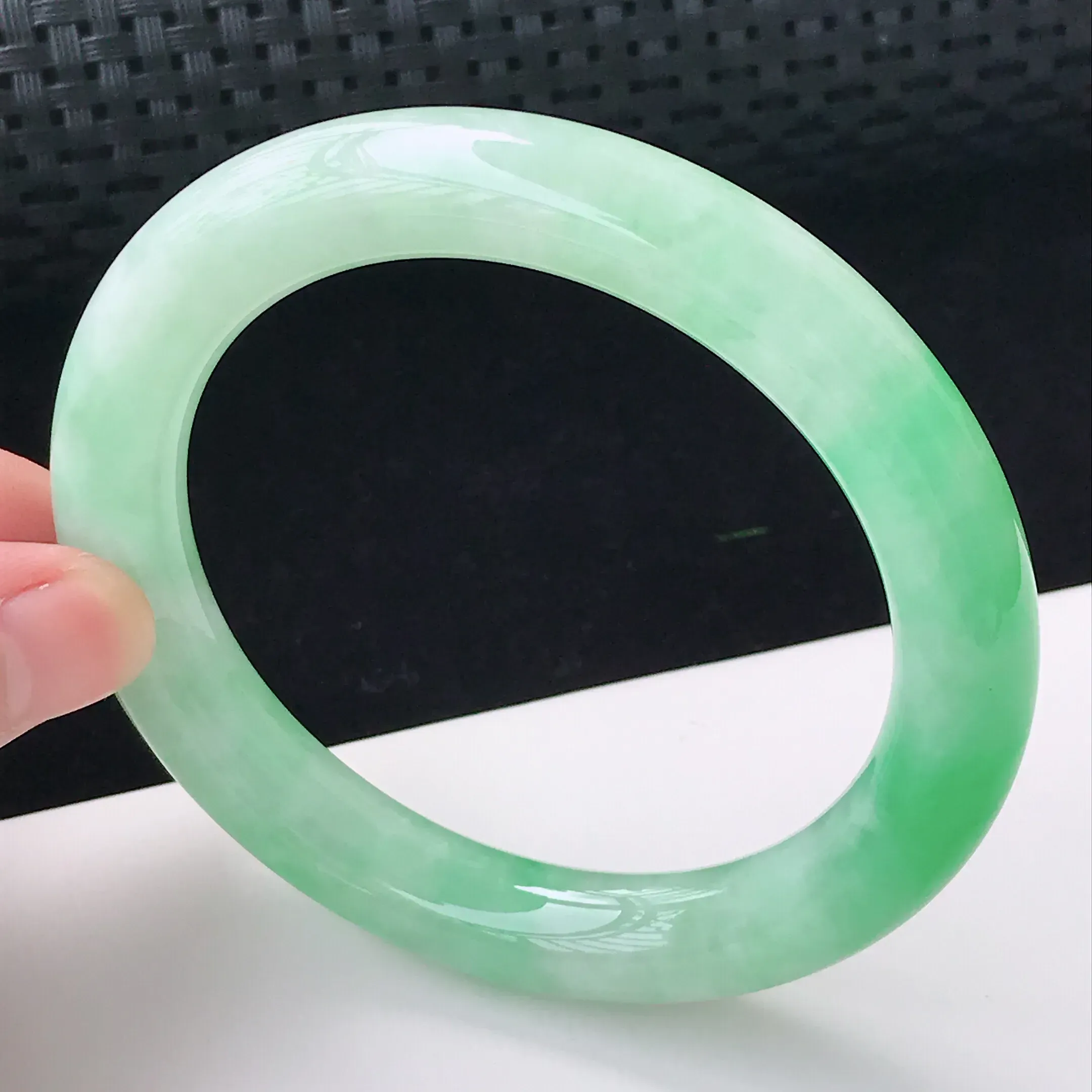 大圈口,老坑清秀60mm飘阳绿手镯,玉质细腻,温润,色阳,鲜艳翠绿,版型厚