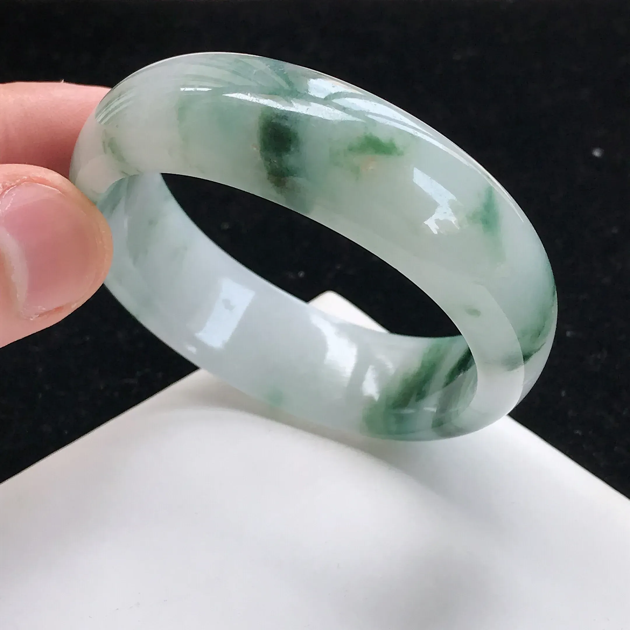 翠绿莹润圆条手镯圈