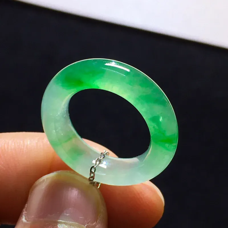 冰种飘绿指环，尺寸:5.9/4.2  圈口:15.6 种好通透 色泽艳丽 款式精致