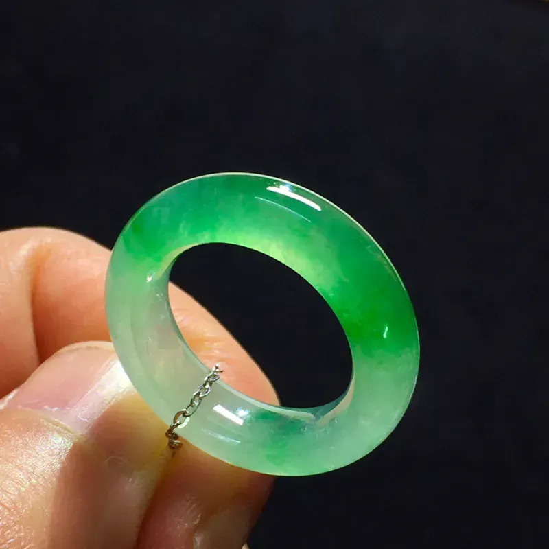 冰种飘绿指环，尺寸:5.9/4.2  圈口:15.6 种好通透 色泽艳丽 款式精致