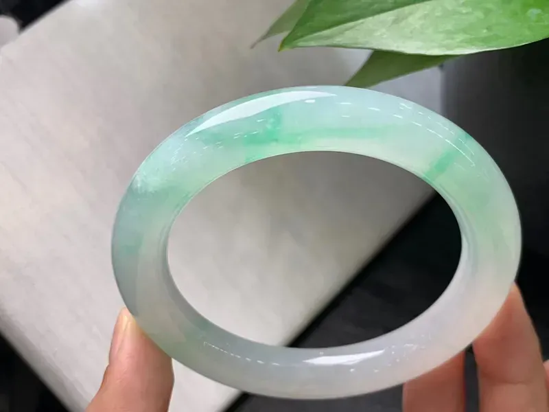 冰种飘绿圆条手镯， 冰透水润颜色漂亮 上手漂亮，尺寸56.8-10.6mm