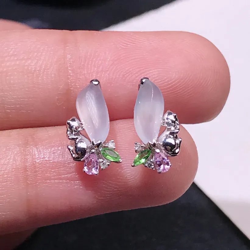 严选推荐 耳钉，老坑冰种随形翡翠蛋面耳钉，18k金镶嵌而成，品相佳，佩戴效果佳。种水上乘，盈润通透，起强玻璃光泽。高性价比，值得入手。裸石尺寸约9.5-4.2毫米，整体尺寸约13.8-6.8-16.1毫米