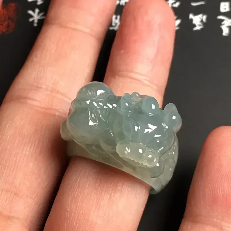 冰糯种晴底【招财貔貅】扳指 内直径21.2毫米 质地细腻 雕工精湛 款式时尚
