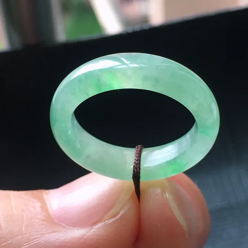 自然光实拍翡翠冰糯种浅绿圆戒指环，种老水润，玉质细腻，颜色漂亮。
