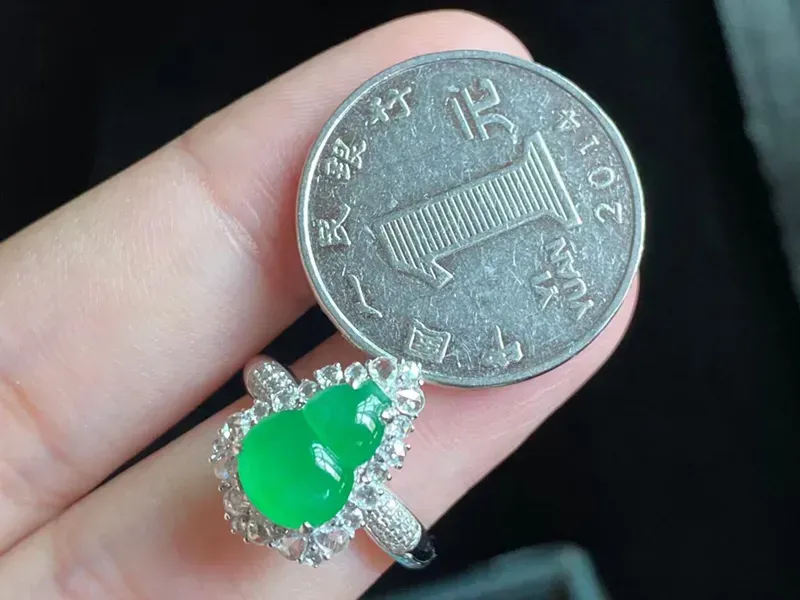 冰种翠绿葫芦戒指，18k金镶嵌，种好水足  种好通透 色泽艳丽 款式精致