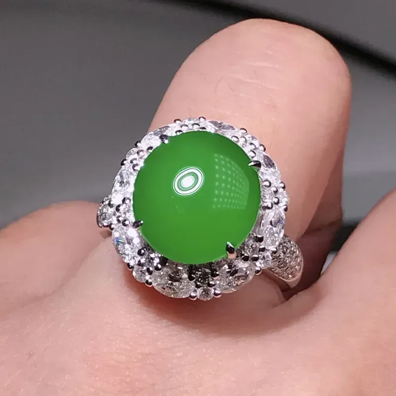 严选推荐戒指，珍藏佳品，老坑冰种浓阳绿色翡翠大蛋面女戒指，18k金伴钻豪华镶嵌而成，尺寸够大，