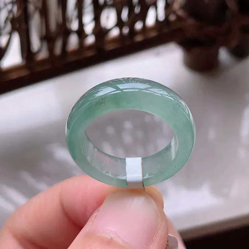 0620天然翡翠A货冰种起荧光晴水素面戒指，内径:17.6x6.6x3.5mm  15号戒圈