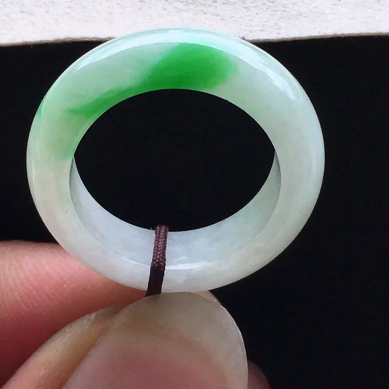 戒指，翡翠17圈飘绿指环，种水好，底子干净，玉质细腻莹润，佩戴效果时尚，内径：17.2mm，尺寸 ：6.3*4mm，重4.33克