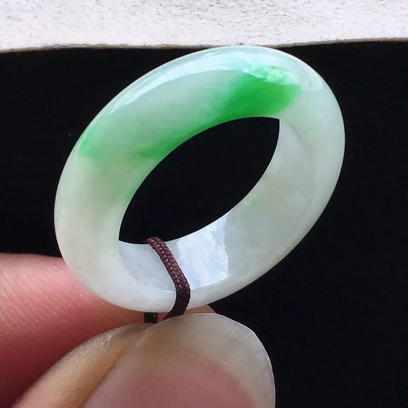 戒指，翡翠17圈飘绿指环，种水好，底子干净，玉质细腻莹润，佩戴效果时尚，内径：17.2mm，尺寸 ：6.3*4mm，重4.33克