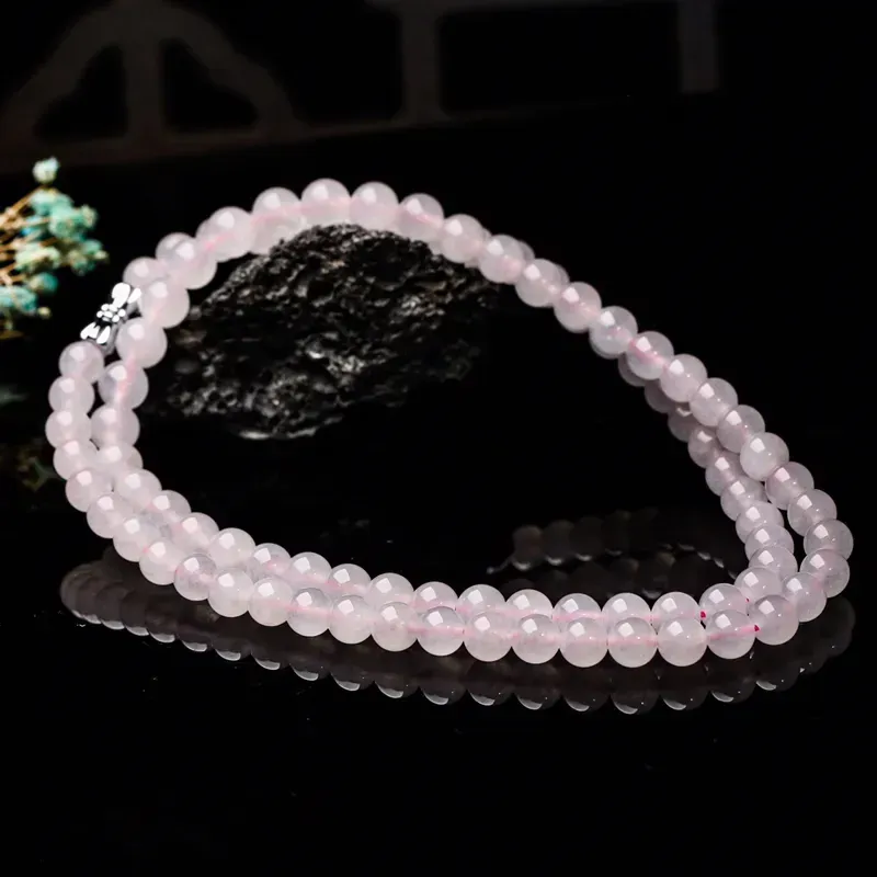 紫底圆珠翡翠珠链，共86颗珠子，取其中一颗珠尺寸大约6.6mm，莹润光泽，实物漂亮，佩戴效果大方优雅