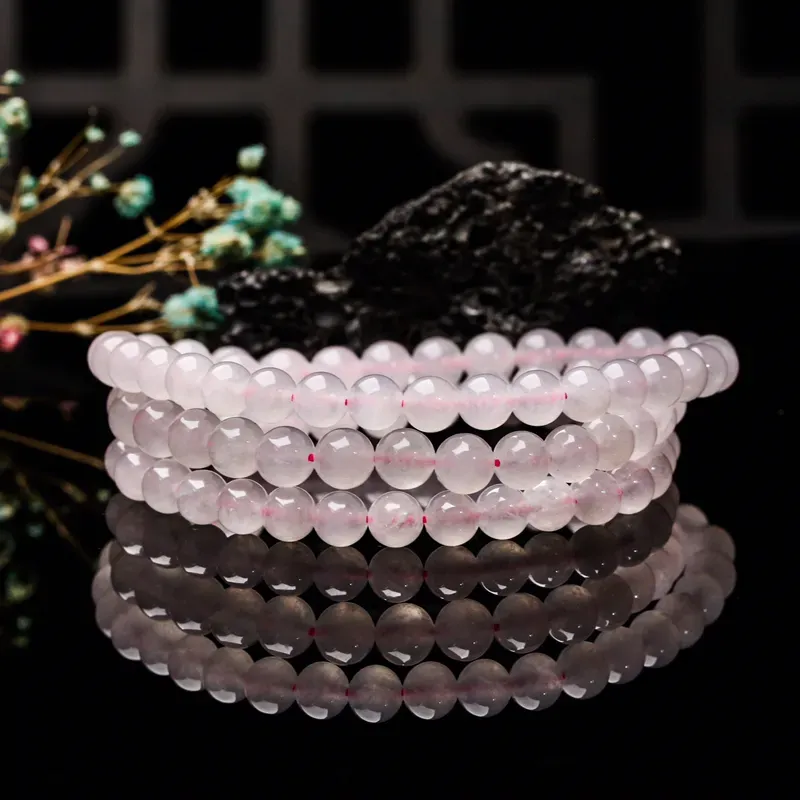 紫底圆珠翡翠珠链，共86颗珠子，取其中一颗珠尺寸大约6.6mm，莹润光泽，实物漂亮，佩戴效果大方