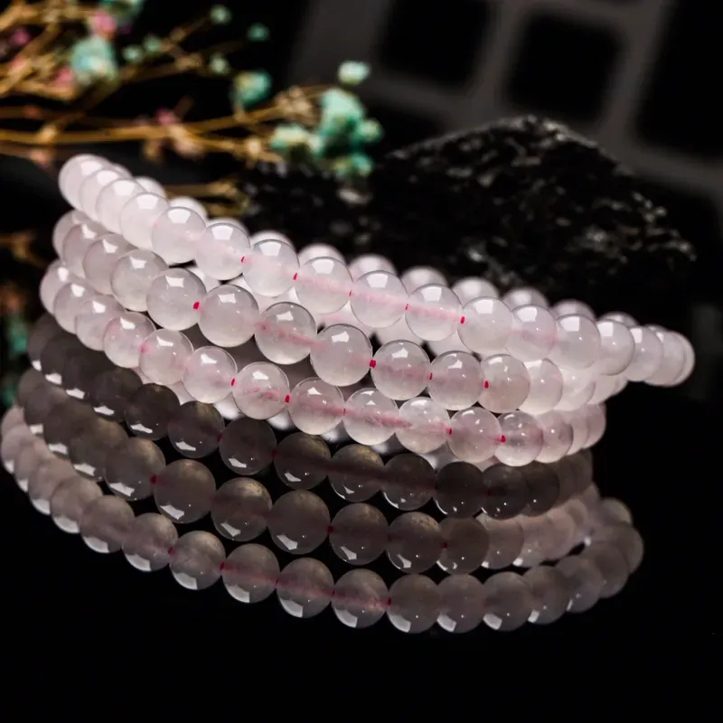 紫底圆珠翡翠珠链，共86颗珠子，取其中一颗珠尺寸大约6.6mm，莹润光泽，实物漂亮，佩戴效果大方优雅